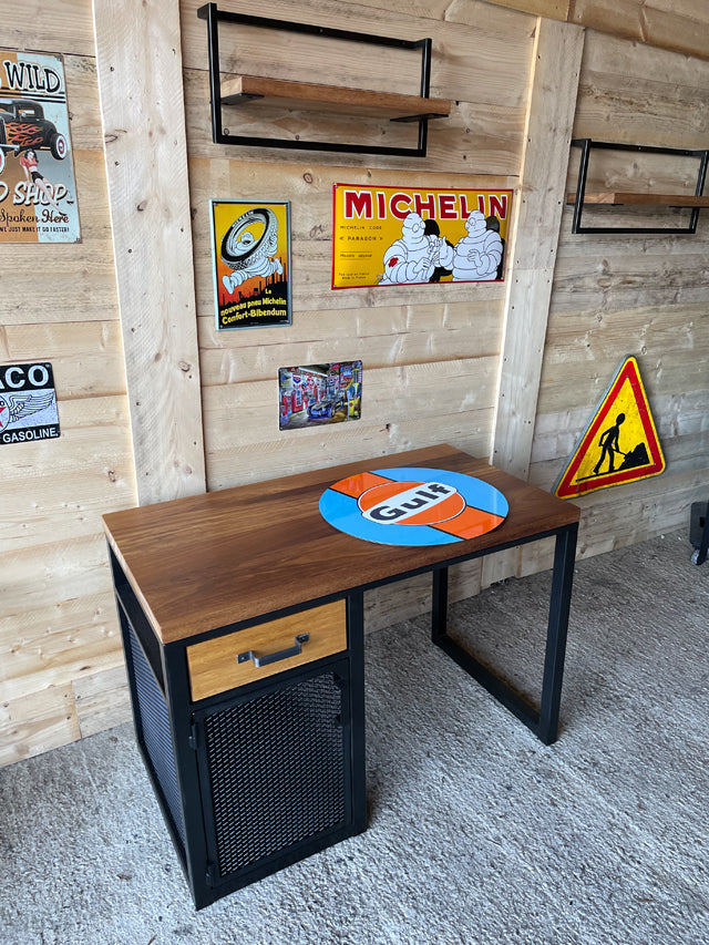 Bureau design industriel personnalisé avec structure en métal patiné ou peint et plateau en bois massif, fabrication artisanale sur commande.