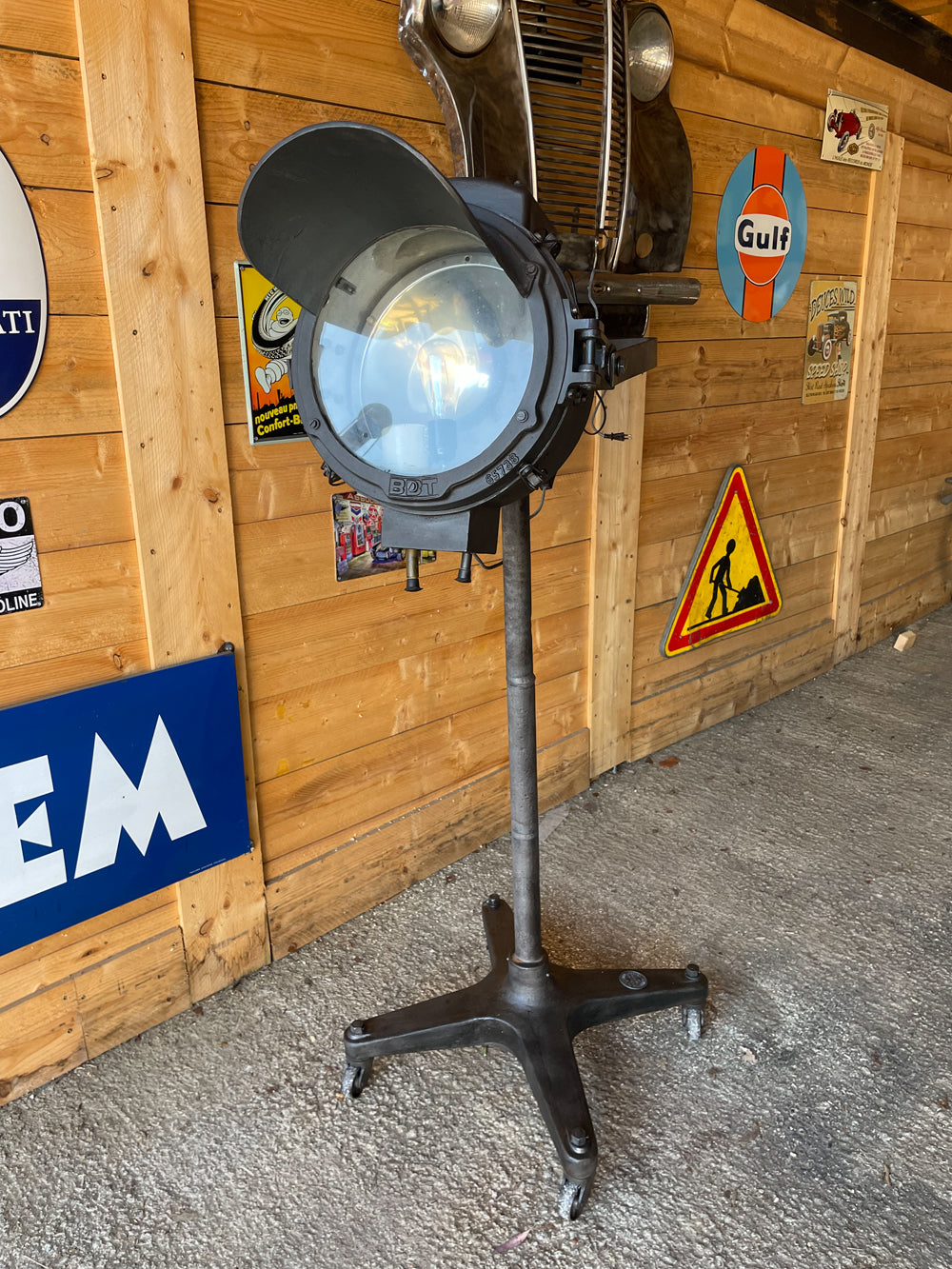 Collection de luminaire vintage, rétro et ancien pour une décoration industrielle, atelier ou vintage