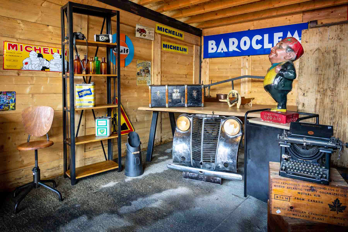 Objets de brocante anciens et vintage pour déco intérieure authentique Décoration vintage avec objets anciens et pièces insolites Objets décoratifs anciens et vintage pour style industriel