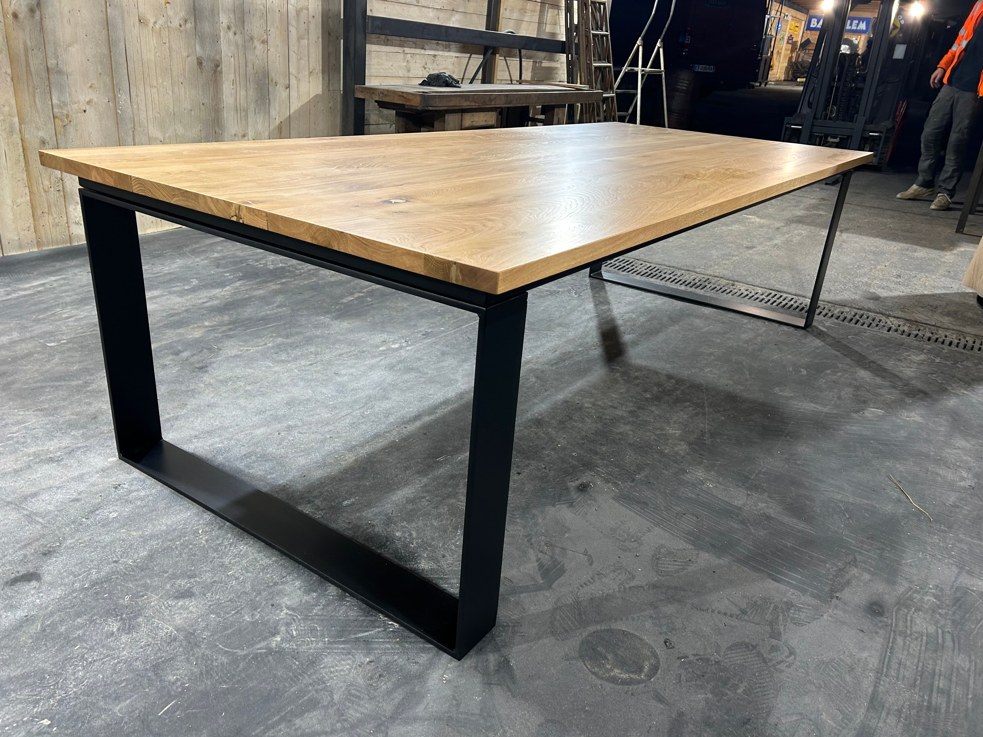 Table piétement fer plat PRIX de base : 2690€ réf 3977