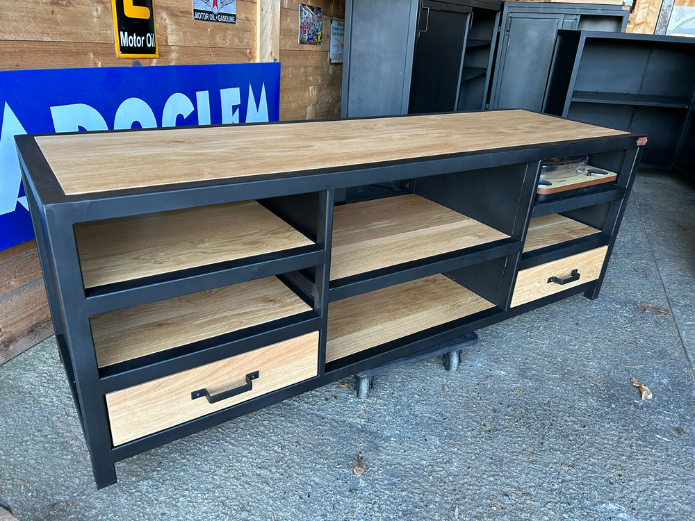 Meuble TV et platine vinyle industriel Réf 4134 Prix de base: 1690€