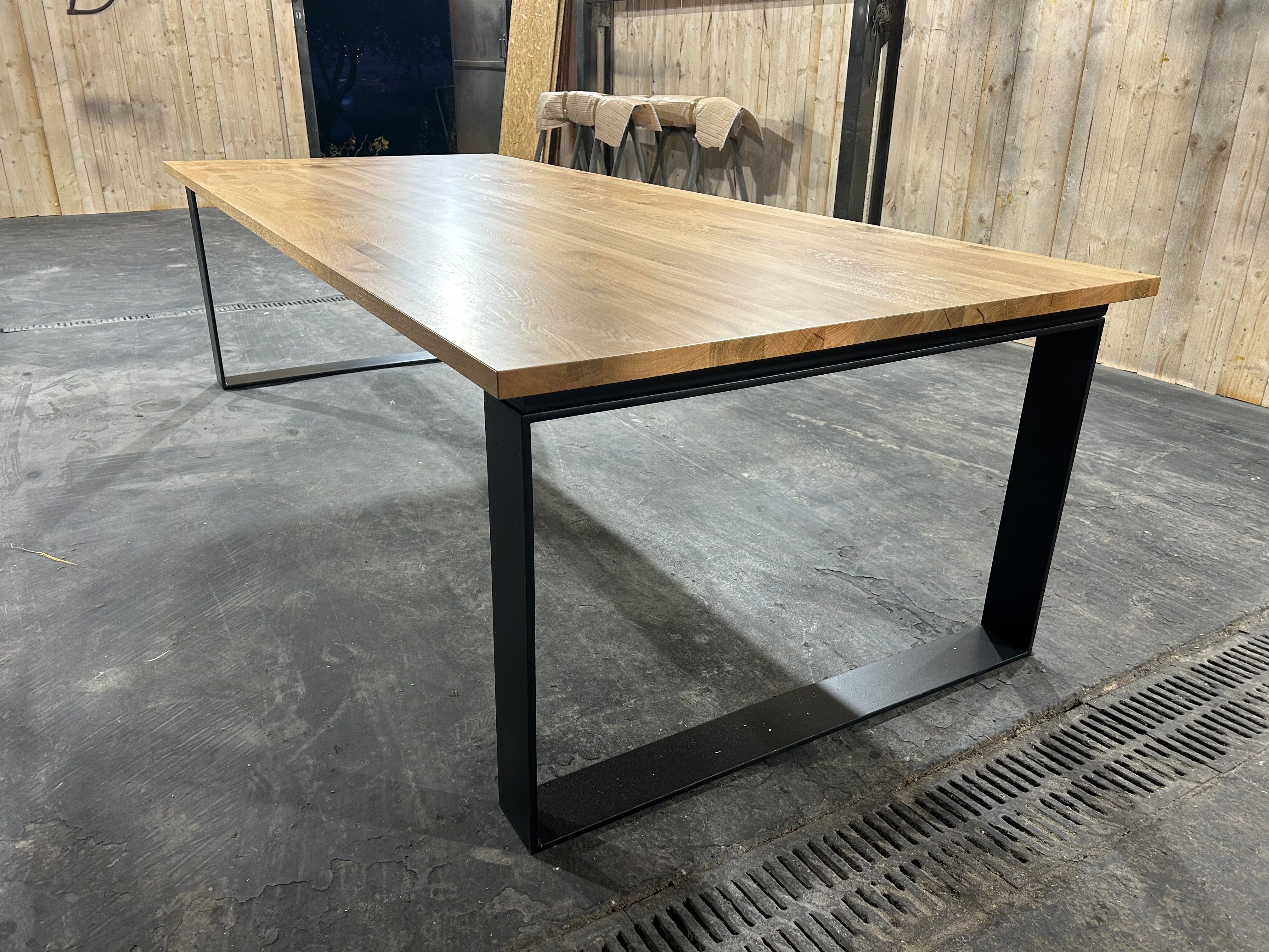 Table piétement fer plat PRIX de base : 2690€ réf 3977