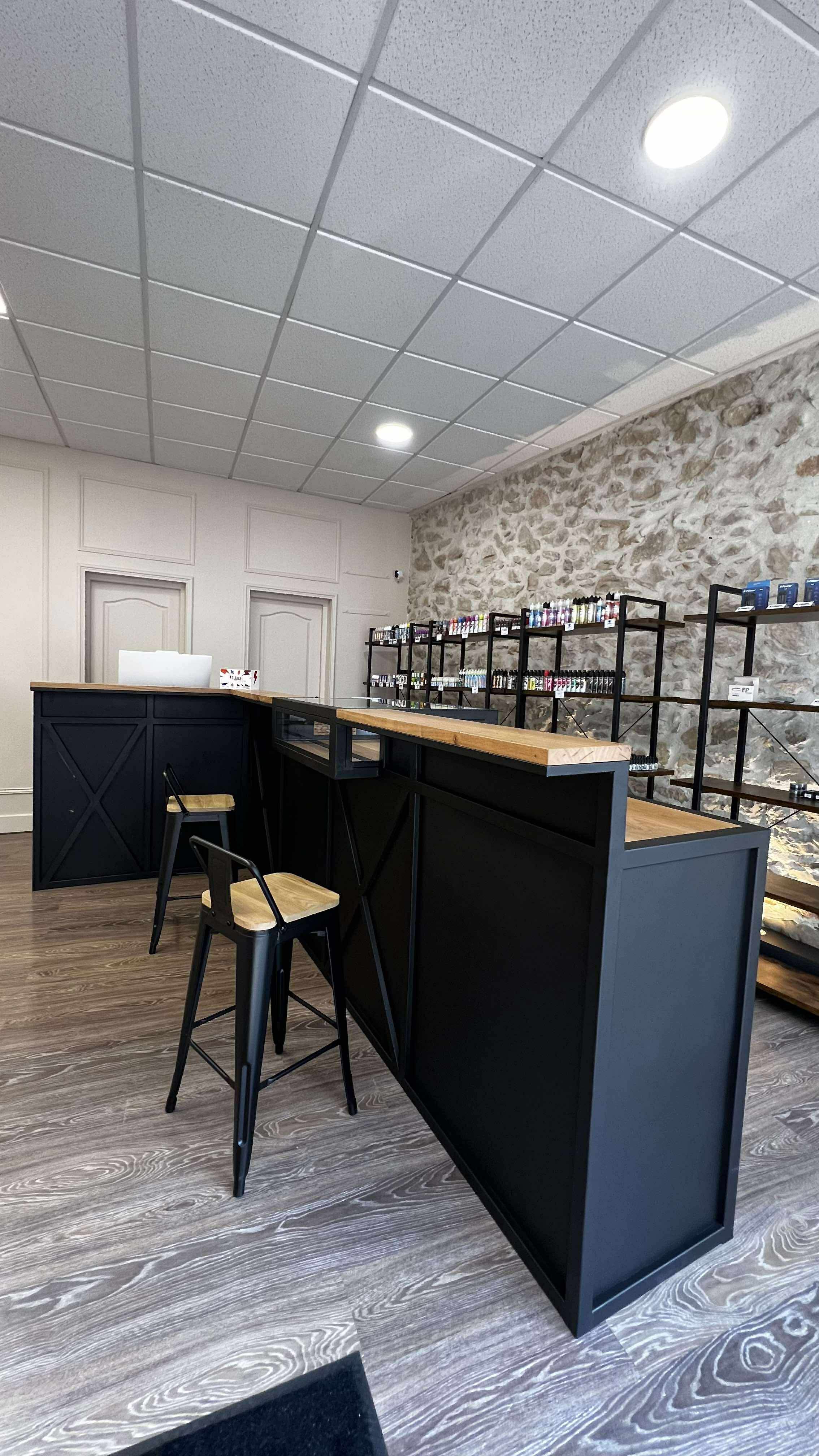 Comptoir de commerce avec vitrine Réf 4488 Prix de base 4300€