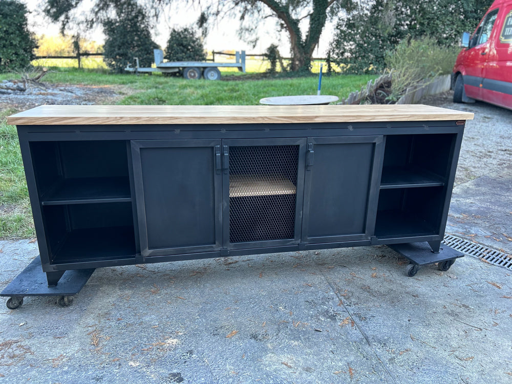 Buffet industriel 8 tiroirs et 3 portes Réf 4199 Prix de base : 2600€