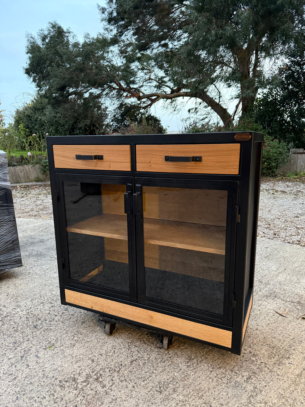 Buffet design industriel vitrée 2 portes - Réf 4609 - Prix de base 1390€