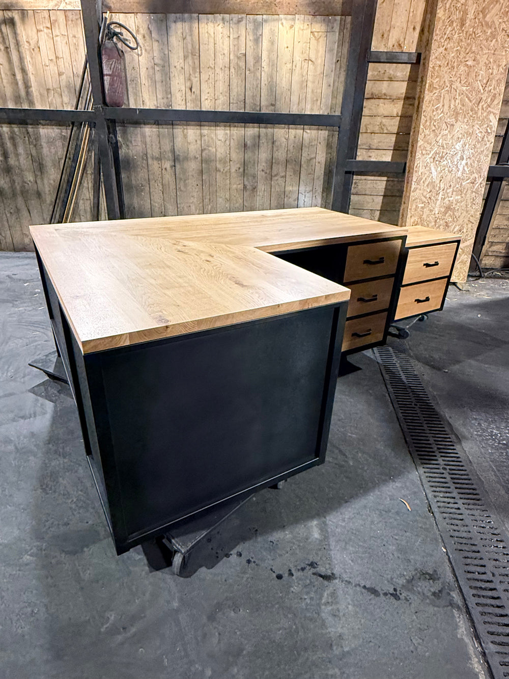 Bureau design industriel d'angle - Réf 4610 - Prix de base 2400€