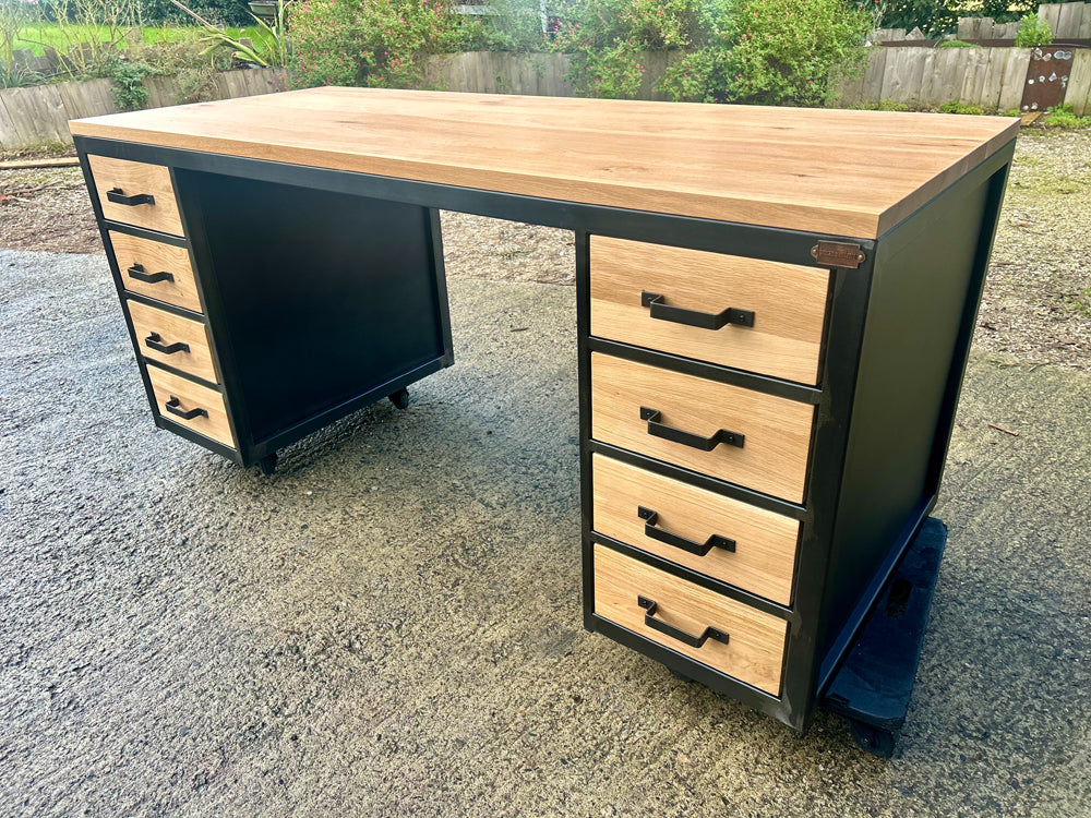 Bureau design industriel 8 tiroirs- Prix de base : 2000€ - réf 4623