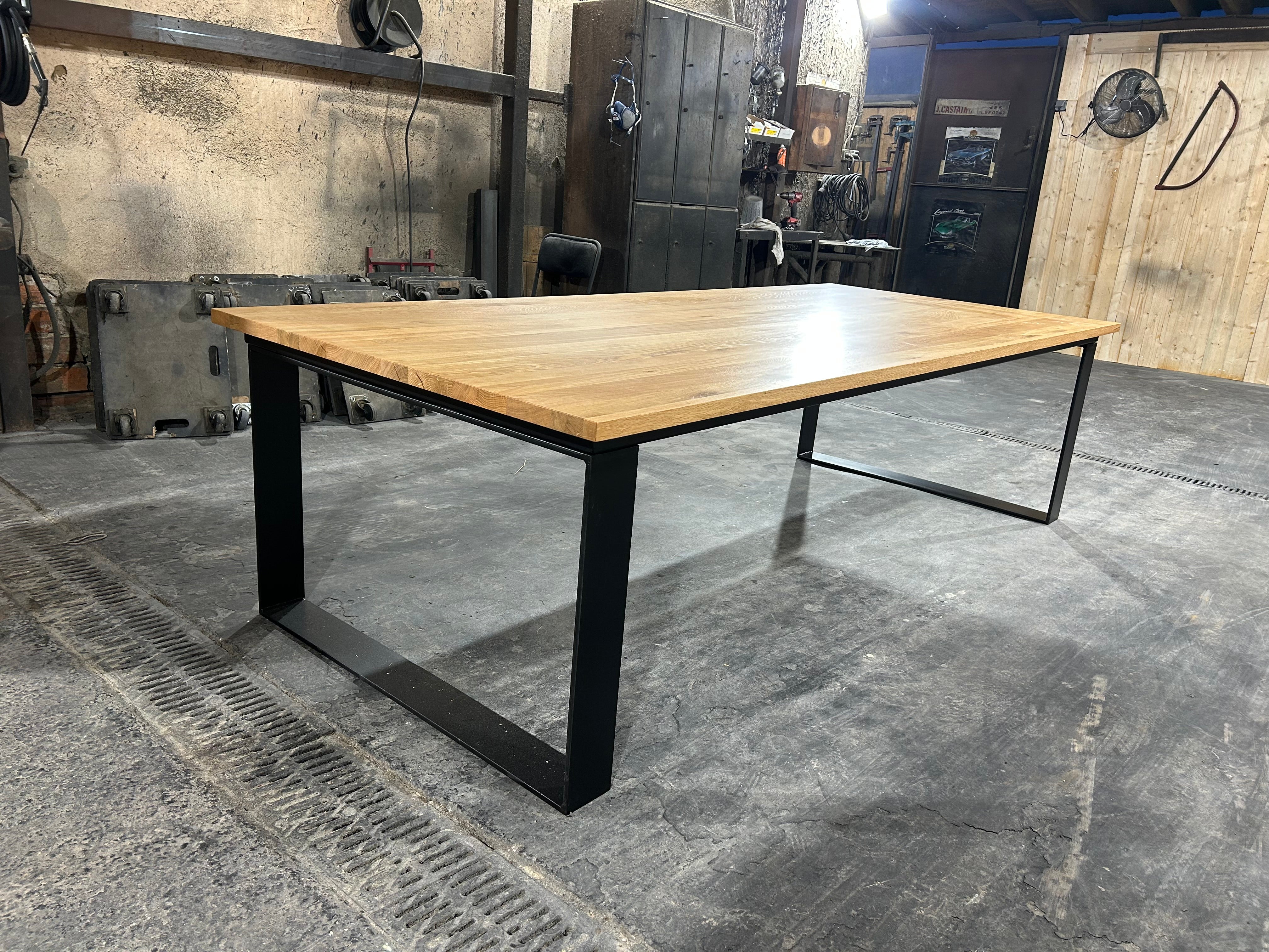Table piétement fer plat PRIX de base : 2690€ réf 3977