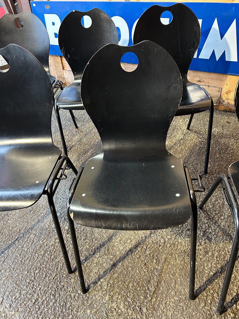 Chaise collectivité hetre multipli noir 1990 réf 4194