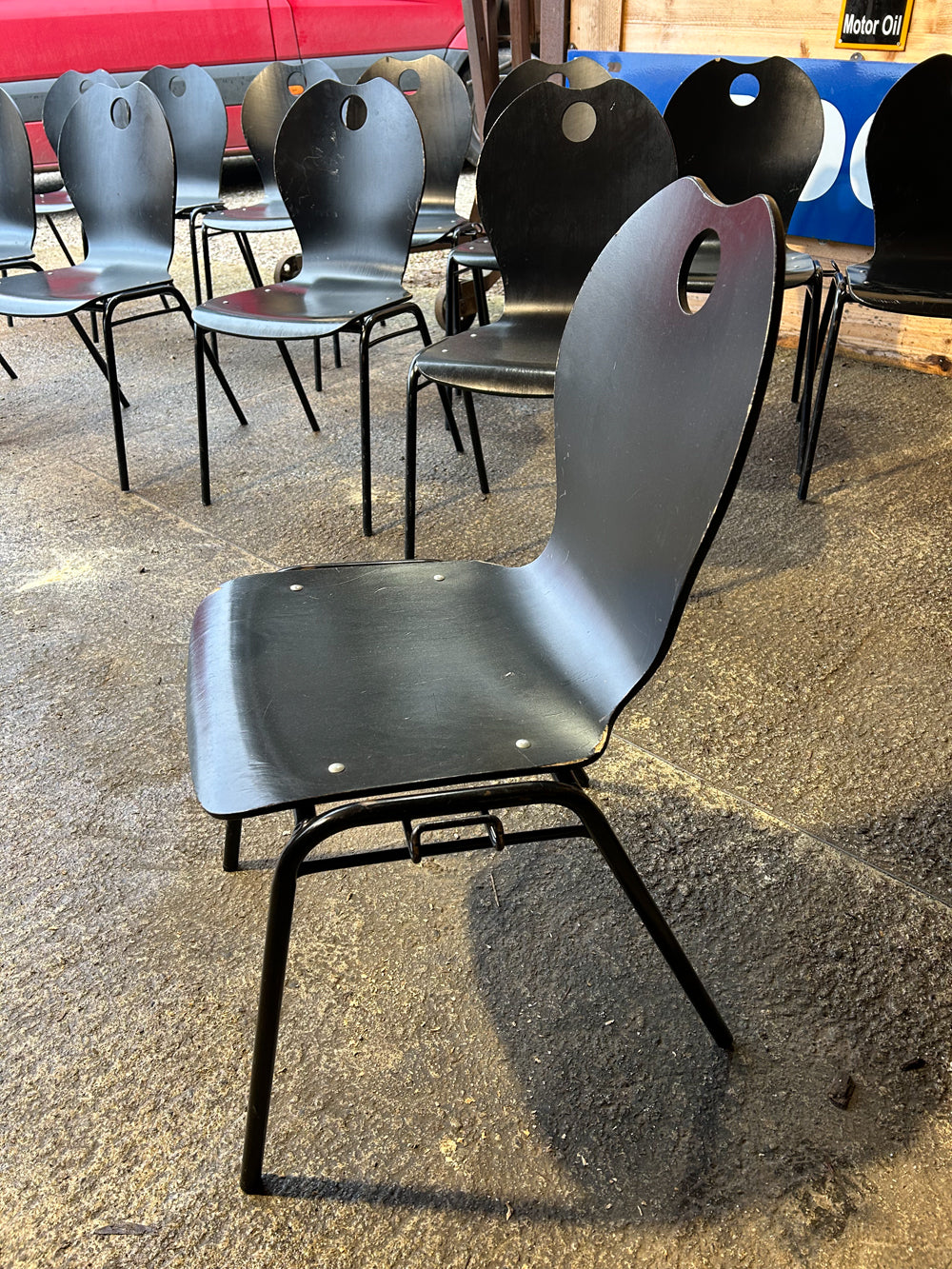 Chaise collectivité hetre multipli noir 1990 réf 4194