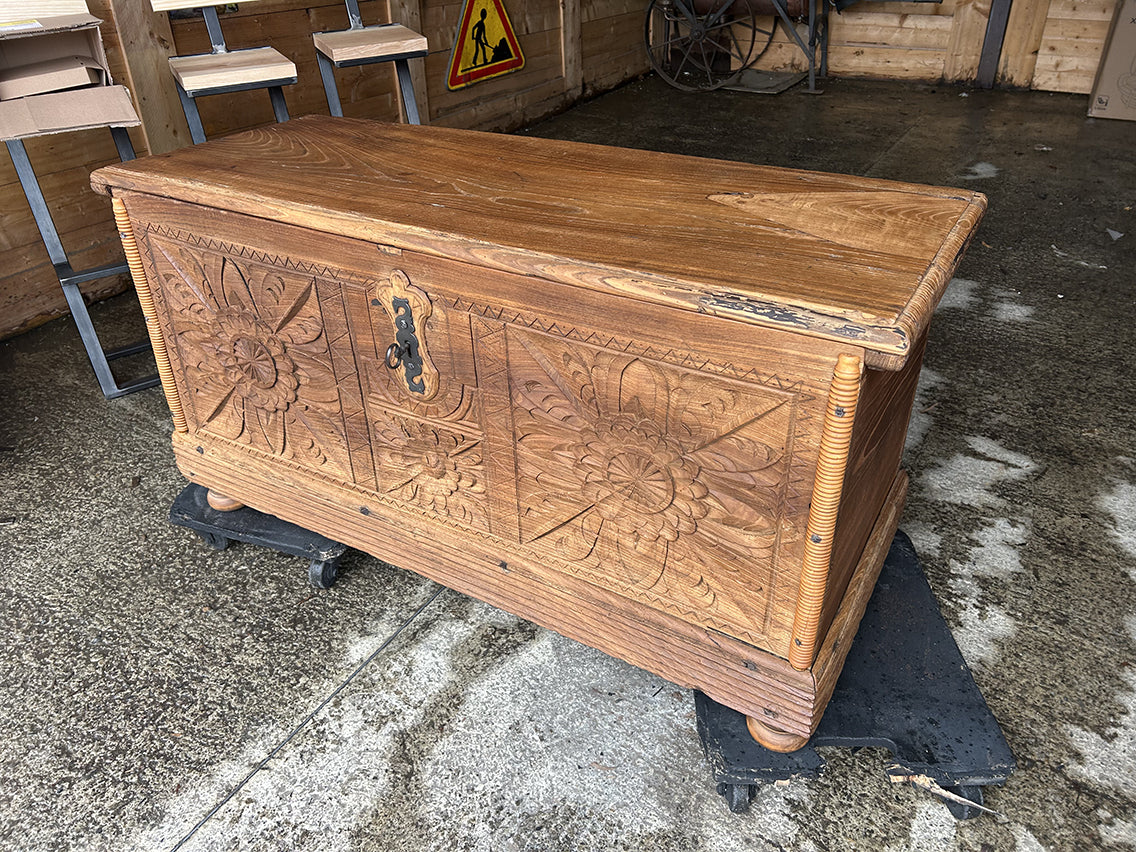 Grand coffre béarnais vintage - patine noble et structure robuste