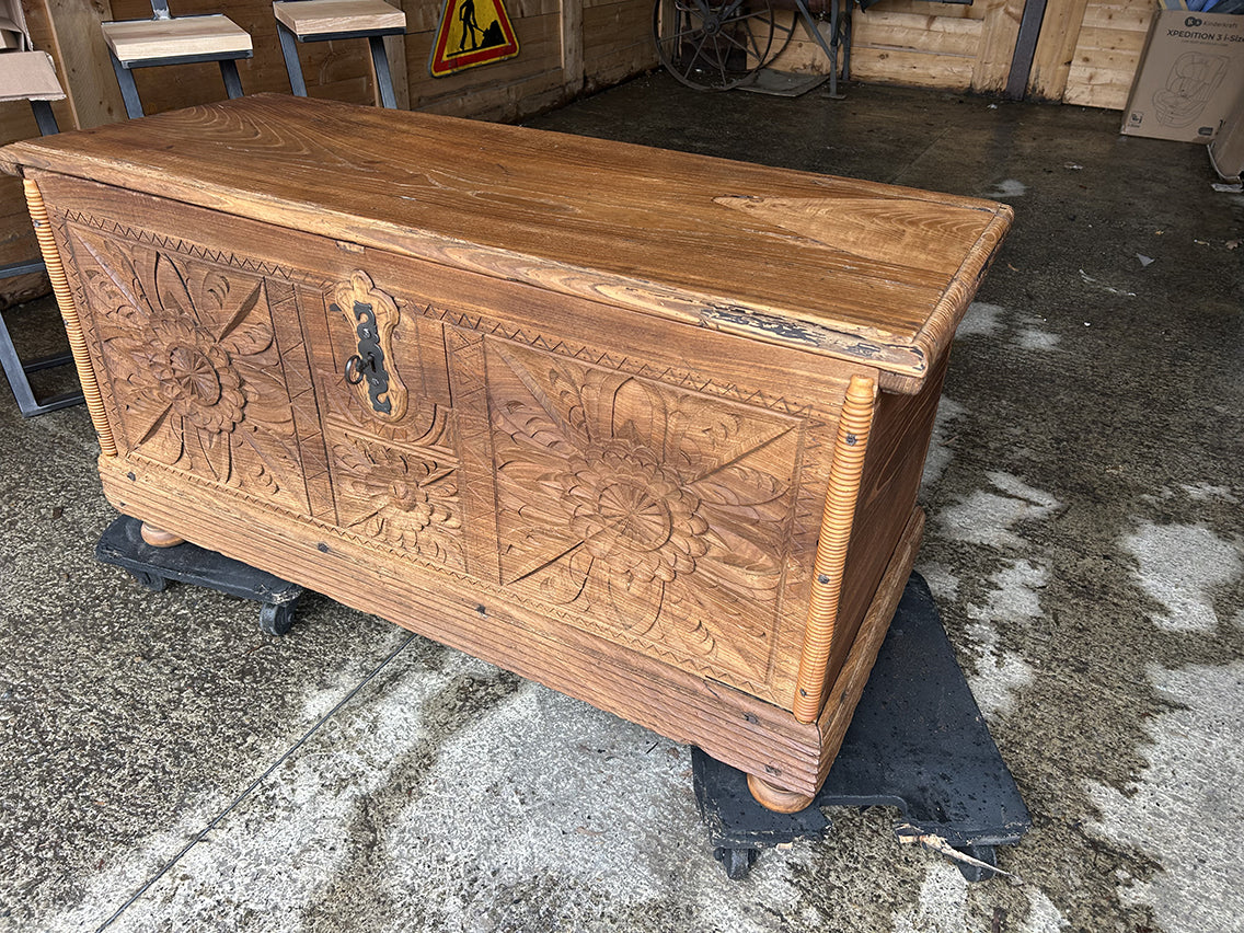 Coffre béarnais XIXe décor sculpté - mobilier régional français ancien