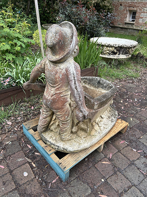 Jardinière sculptée enfant brouette en pierre - décoration extérieure de prestige