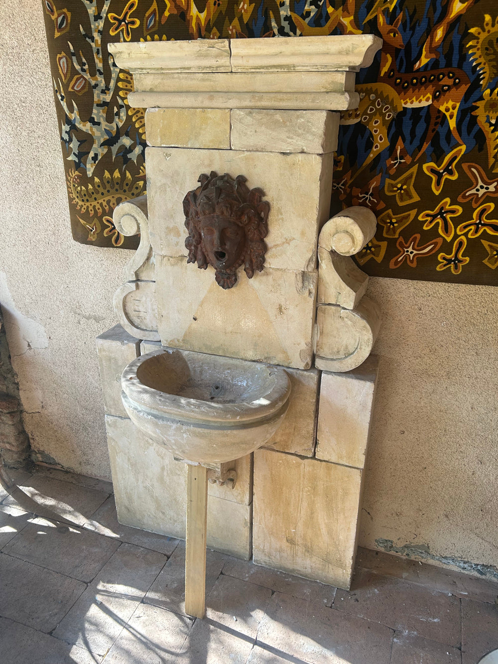 Grande fontaine murale en pierre de taille - Réf 4578