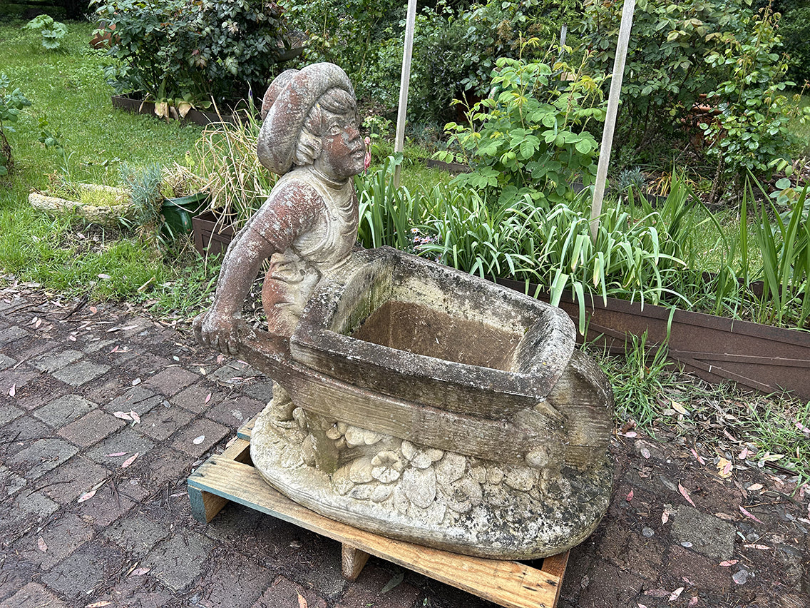 Jardinière sculptée enfant brouette en pierre - décoration extérieure de prestige