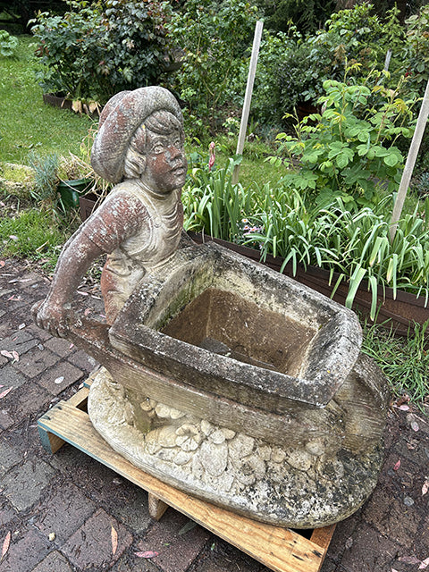 Grande jardinière en pierre reconstituée enfant avec brouette - vue de face