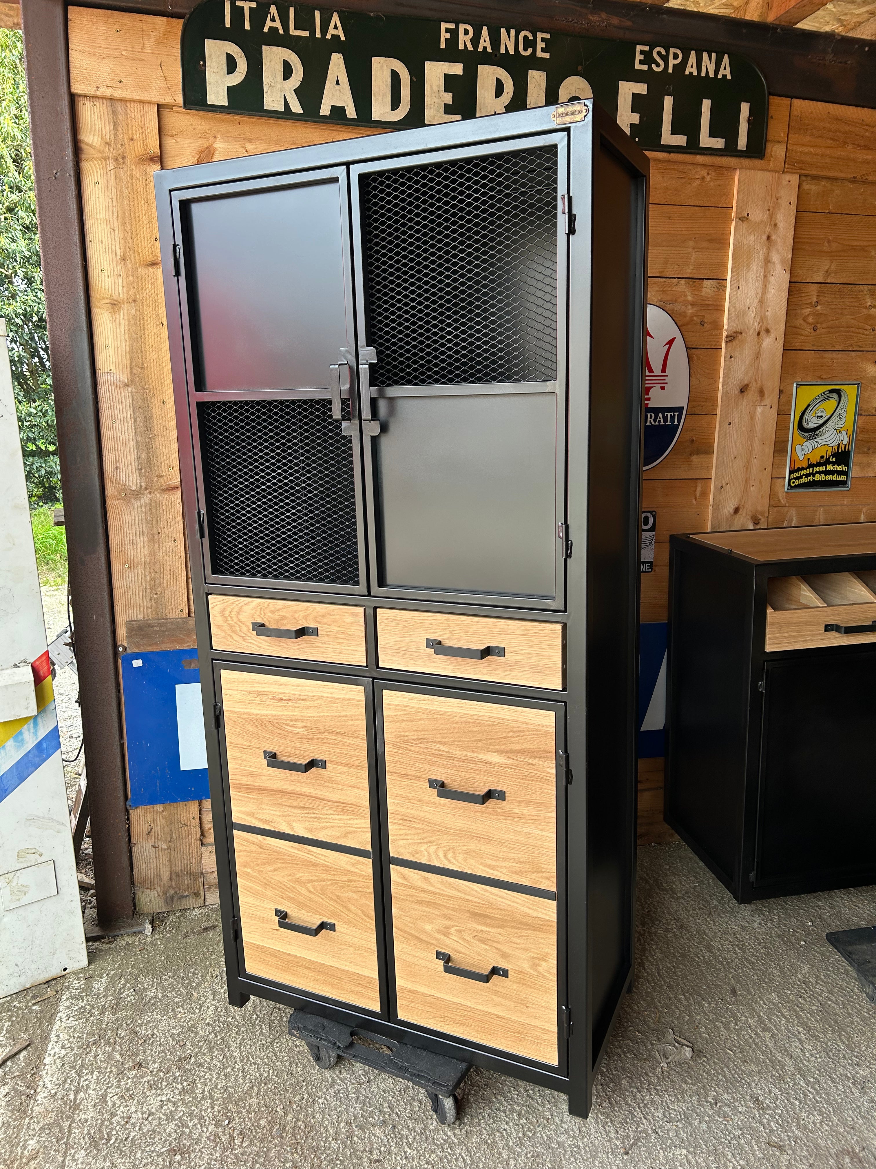 Armoire industrielle 4 portes 2 tiroirs Réf 3050 Prix de base : 1250€
