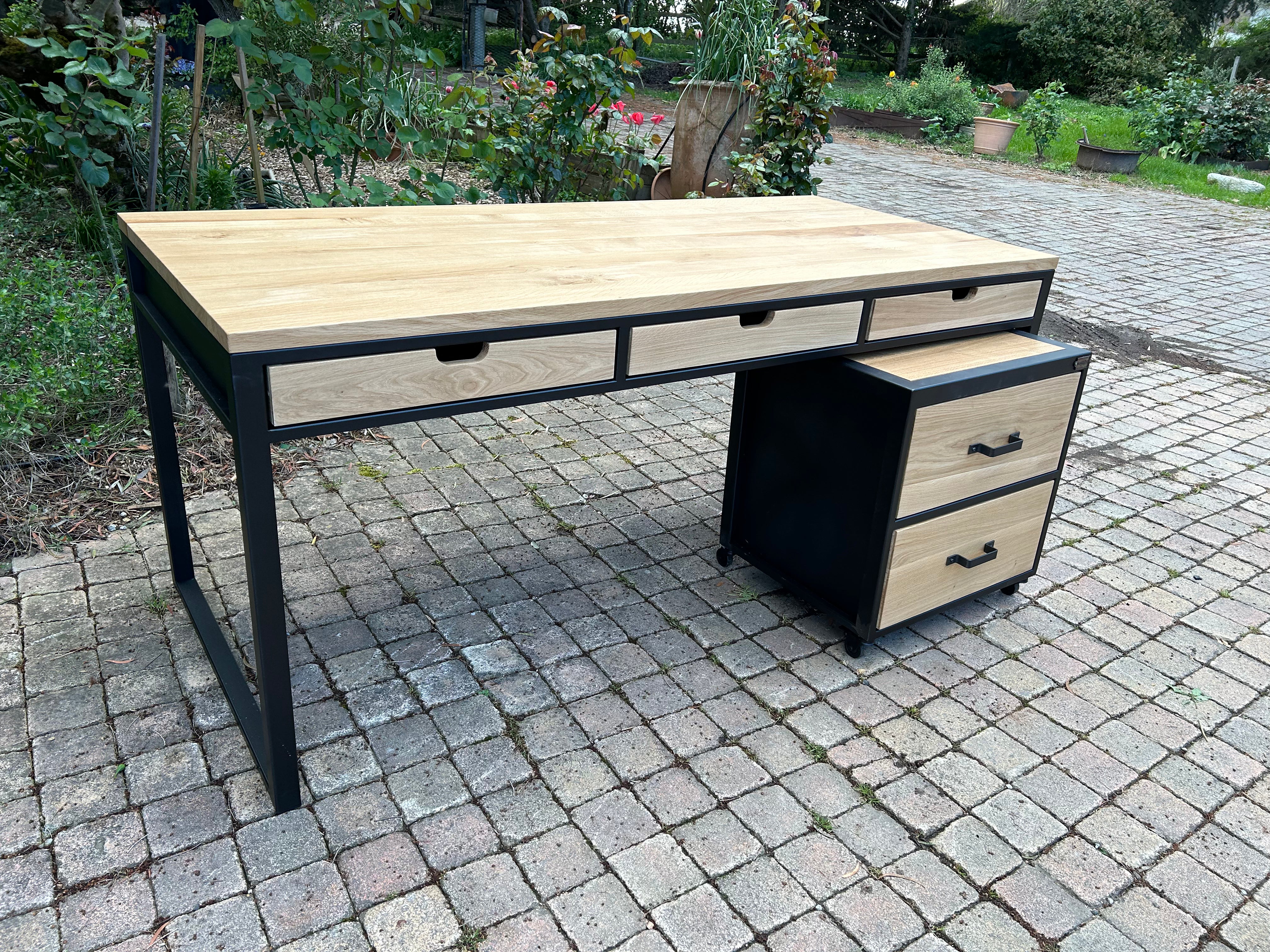 Bureau industriel avec caisson Réf 4245 sur devis