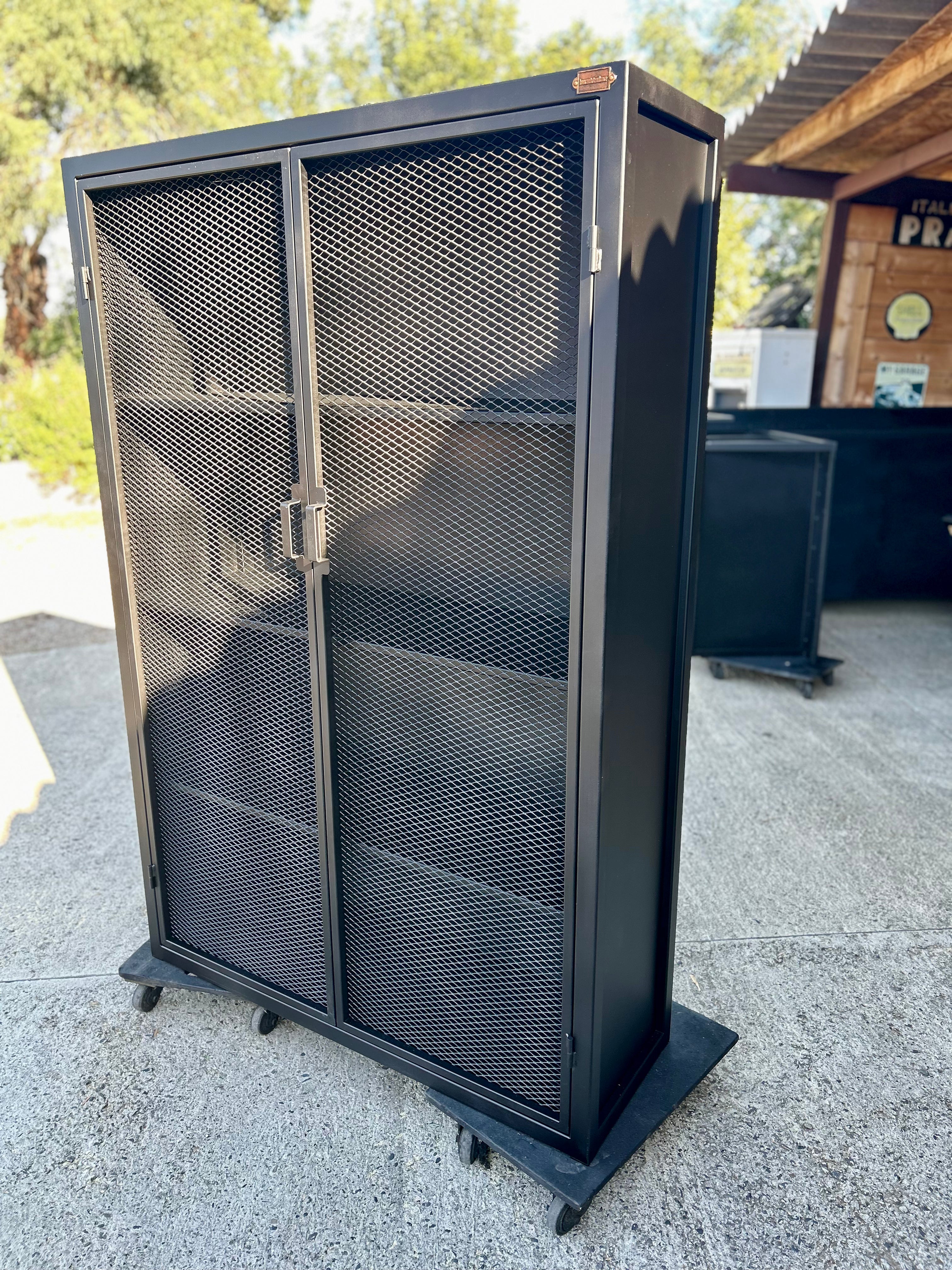 Armoire industrielle porte grillagées Réf 3285 Prix de base : 950,00 €