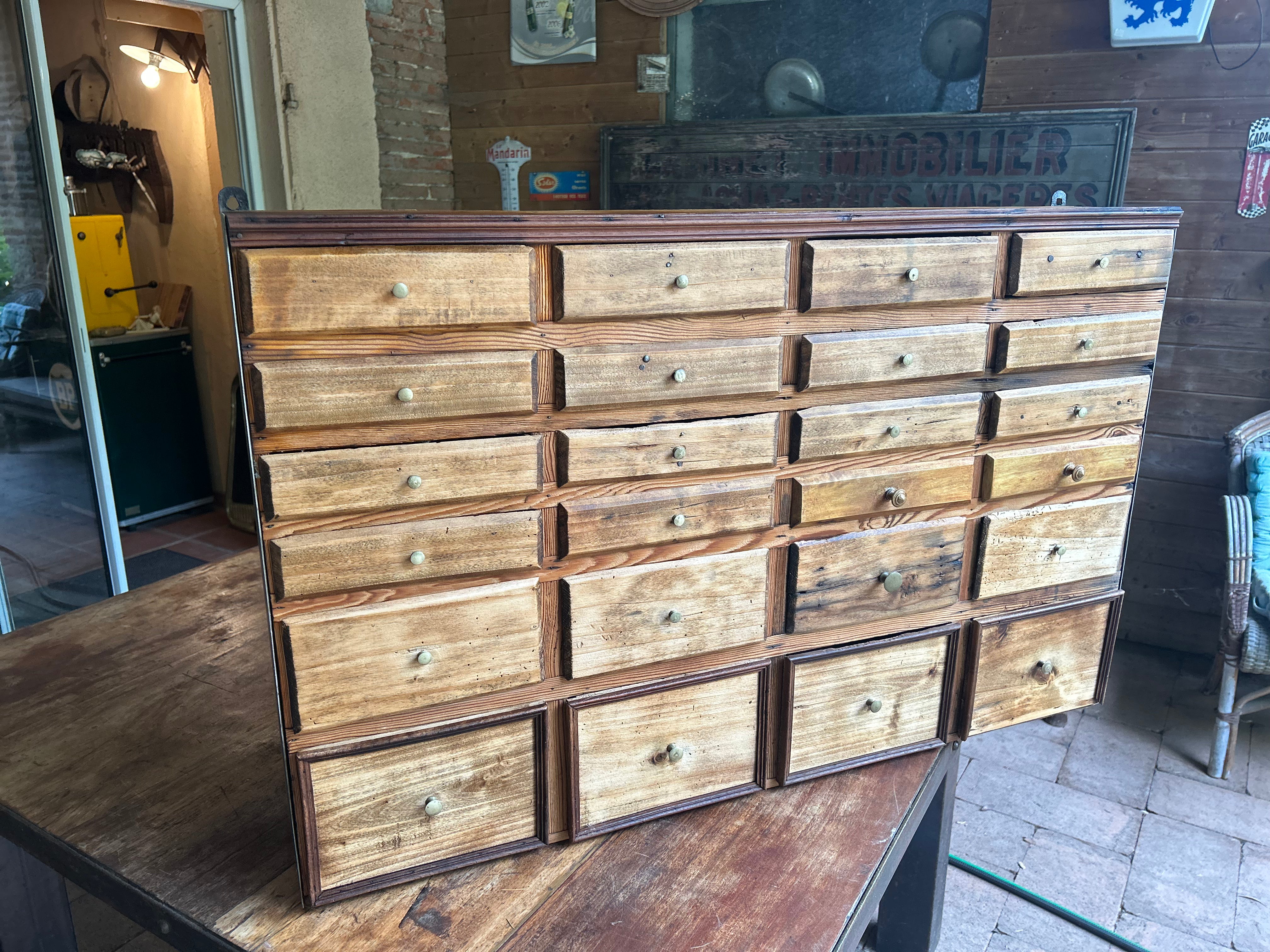 Meuble d'atelier suspendu 24 tiroirs Réf 4505