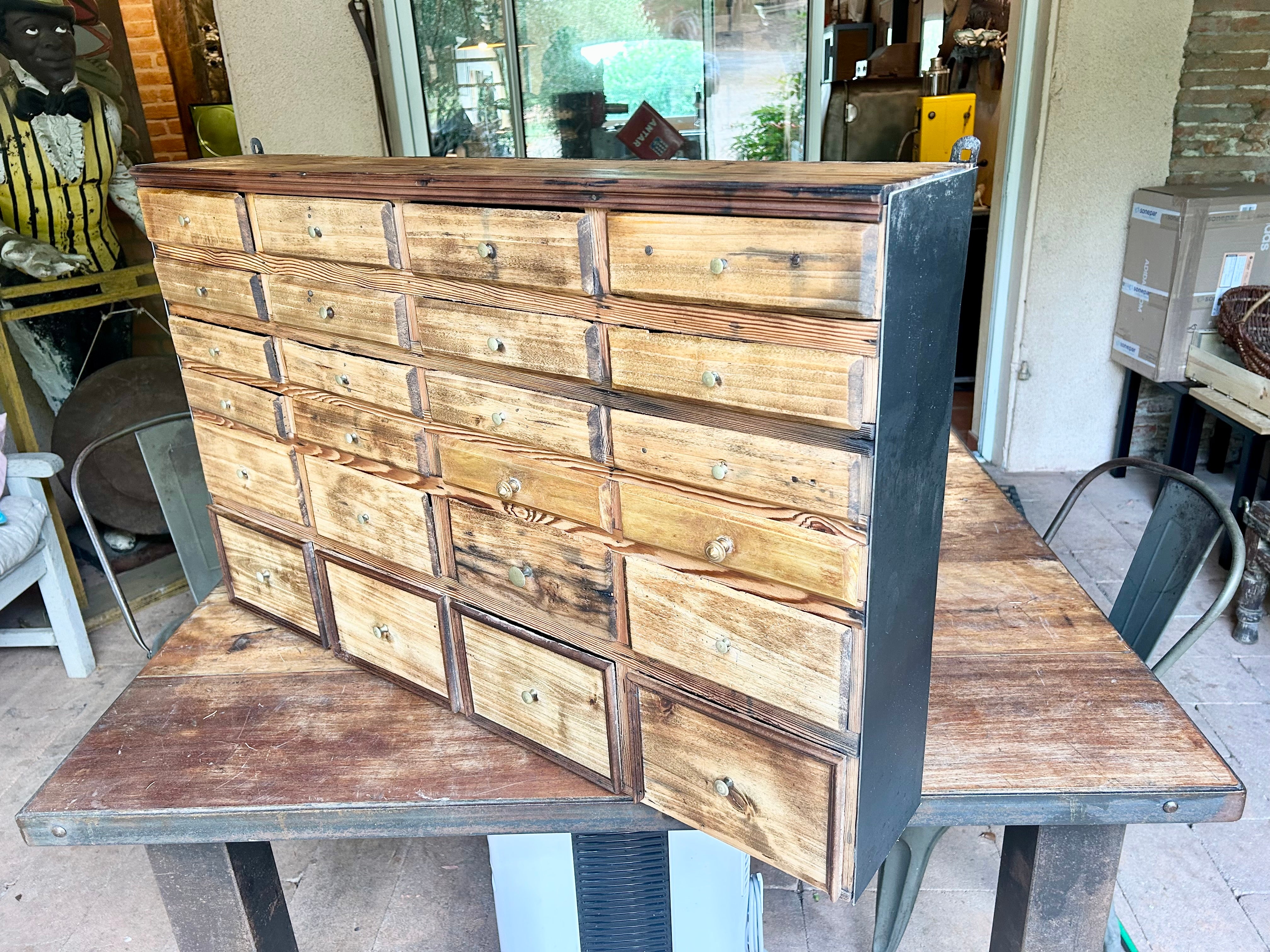 Meuble d'atelier suspendu 24 tiroirs Réf 4505