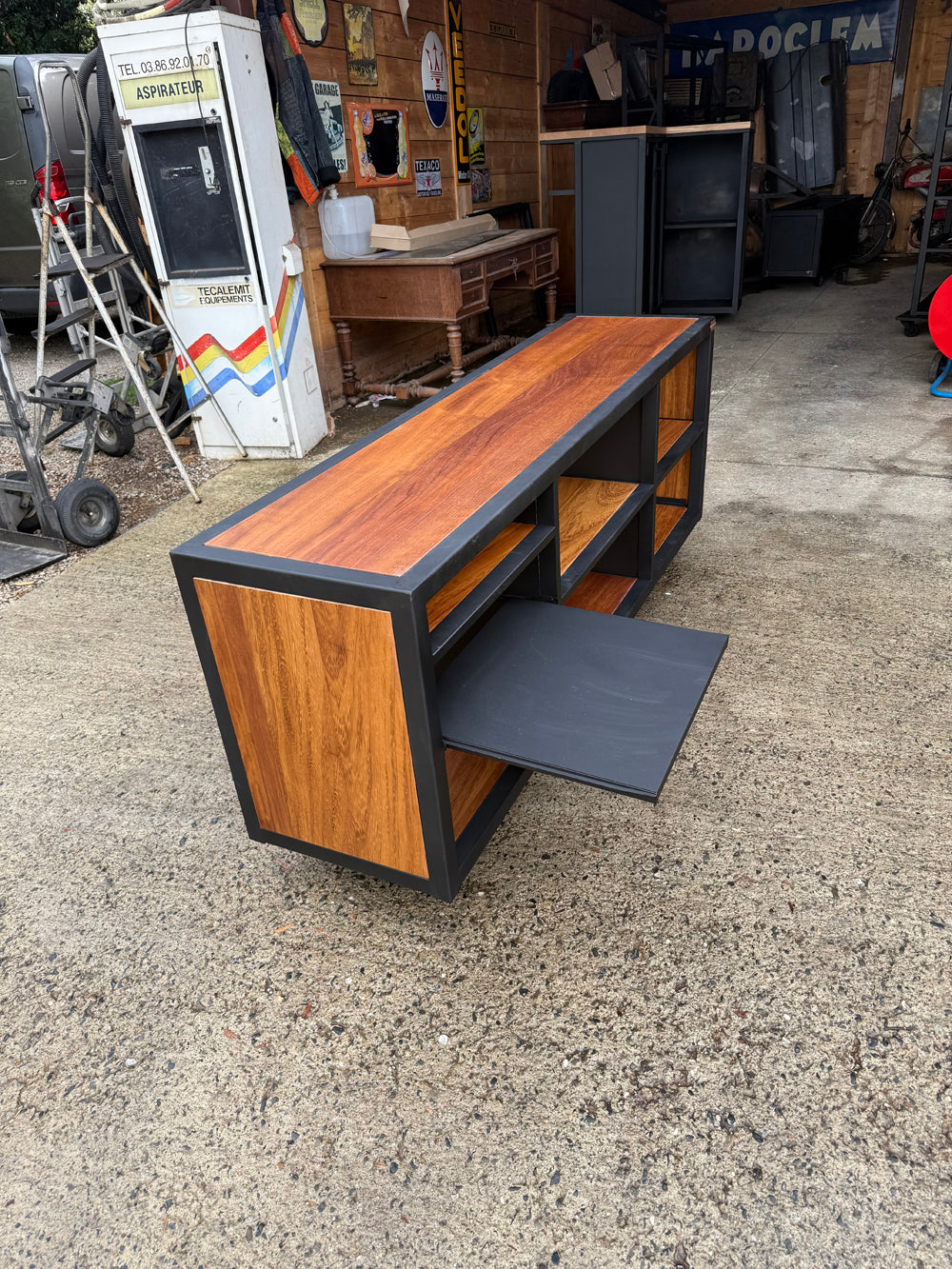 Meuble TV et Platine vinyle rétractable réf 4543 prix de base : 1390€