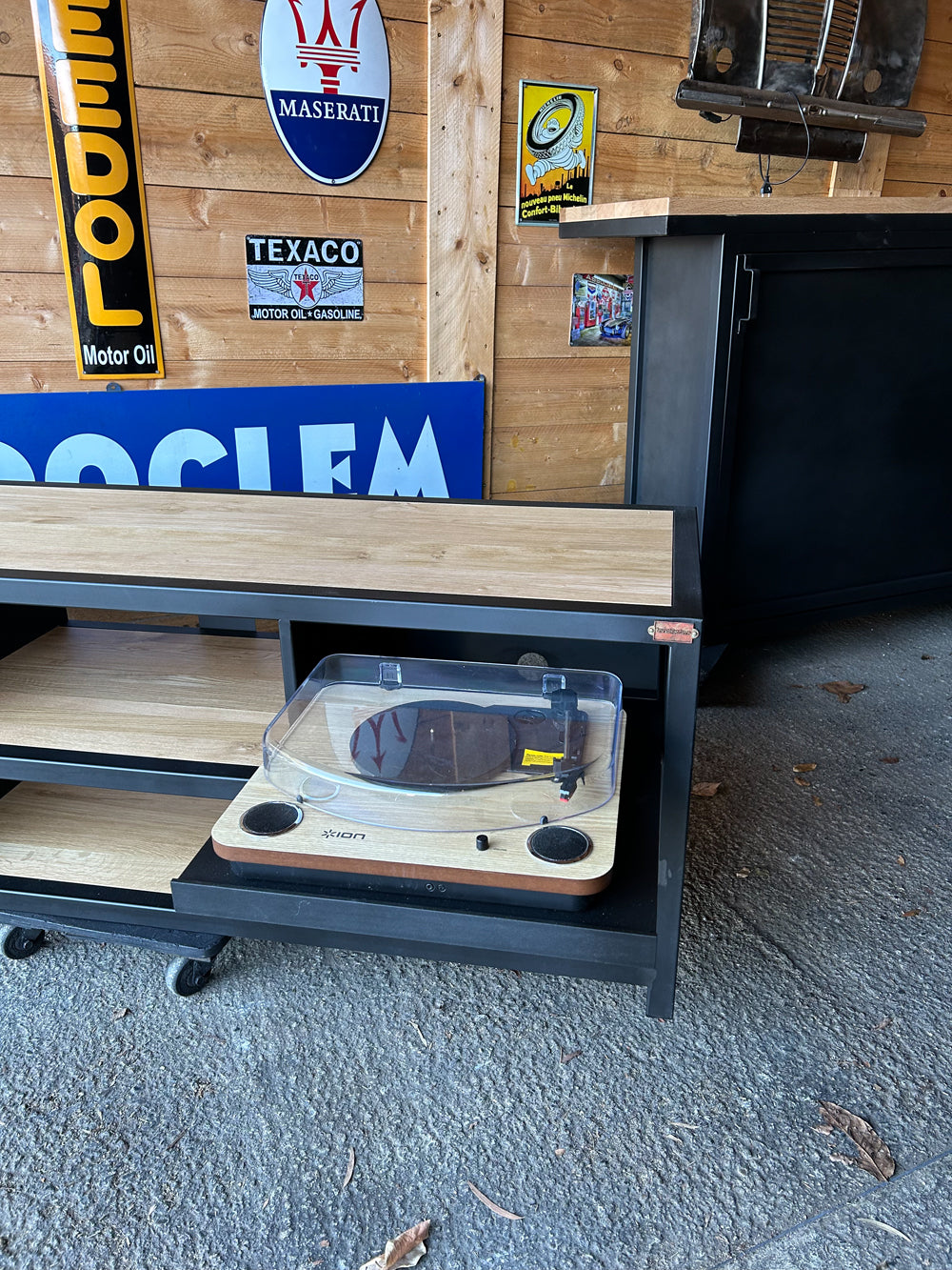 Meuble TV et platine vinyle industriel Réf 4134 Prix de base: 1690€