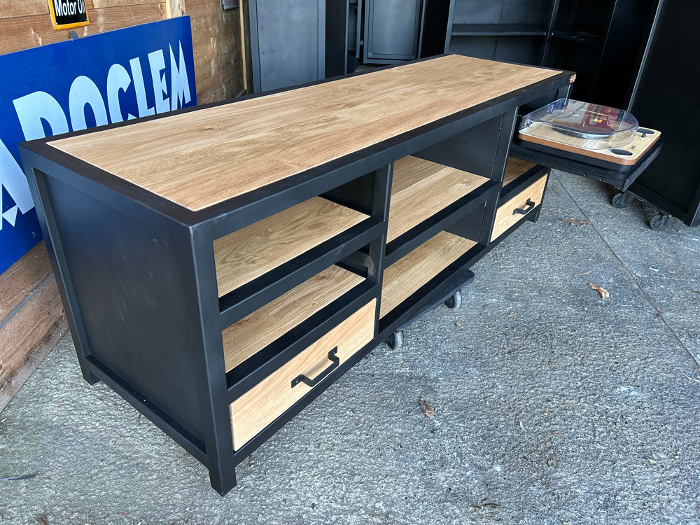 Meuble TV et platine vinyle industriel Réf 4134 Prix de base: 1690€