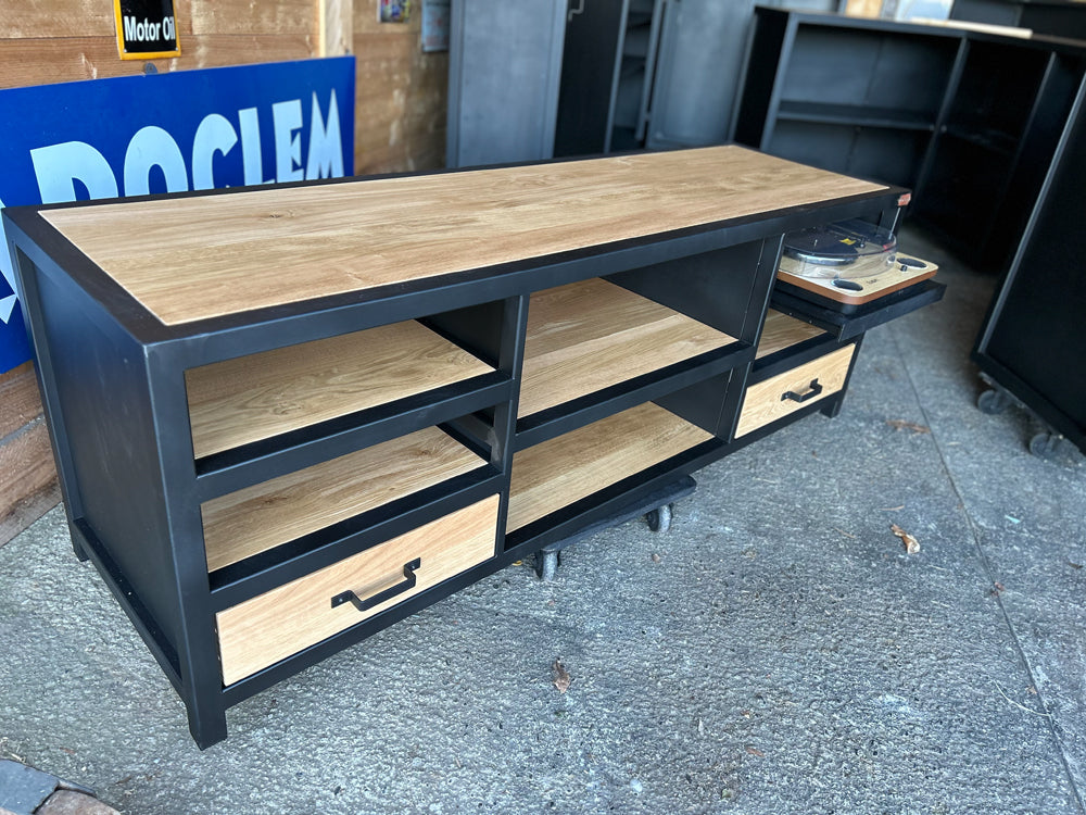 Meuble TV et platine vinyle industriel Réf 4134 Prix de base: 1690€