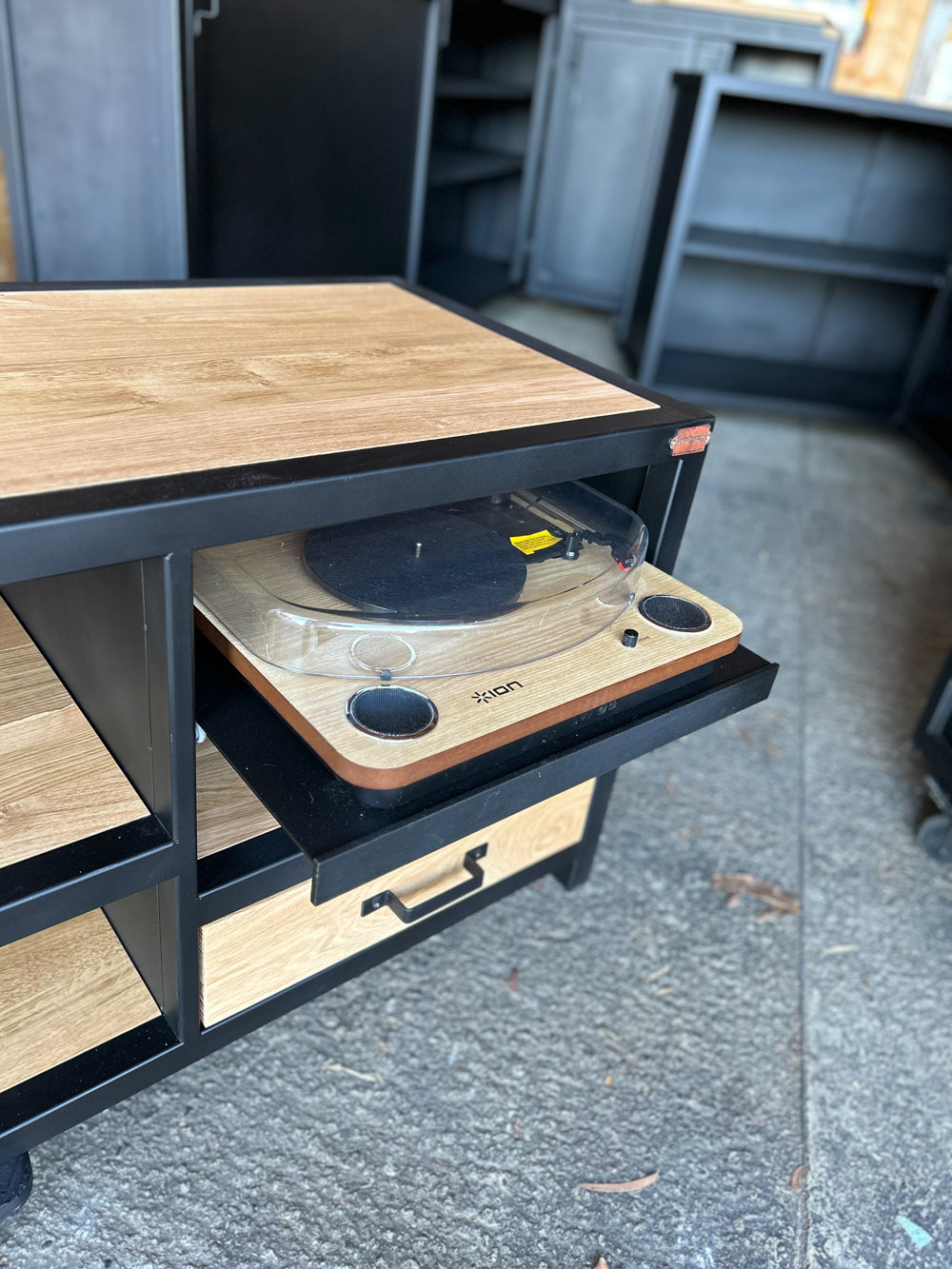 Meuble TV et platine vinyle industriel Réf 4134 Prix de base: 1690€