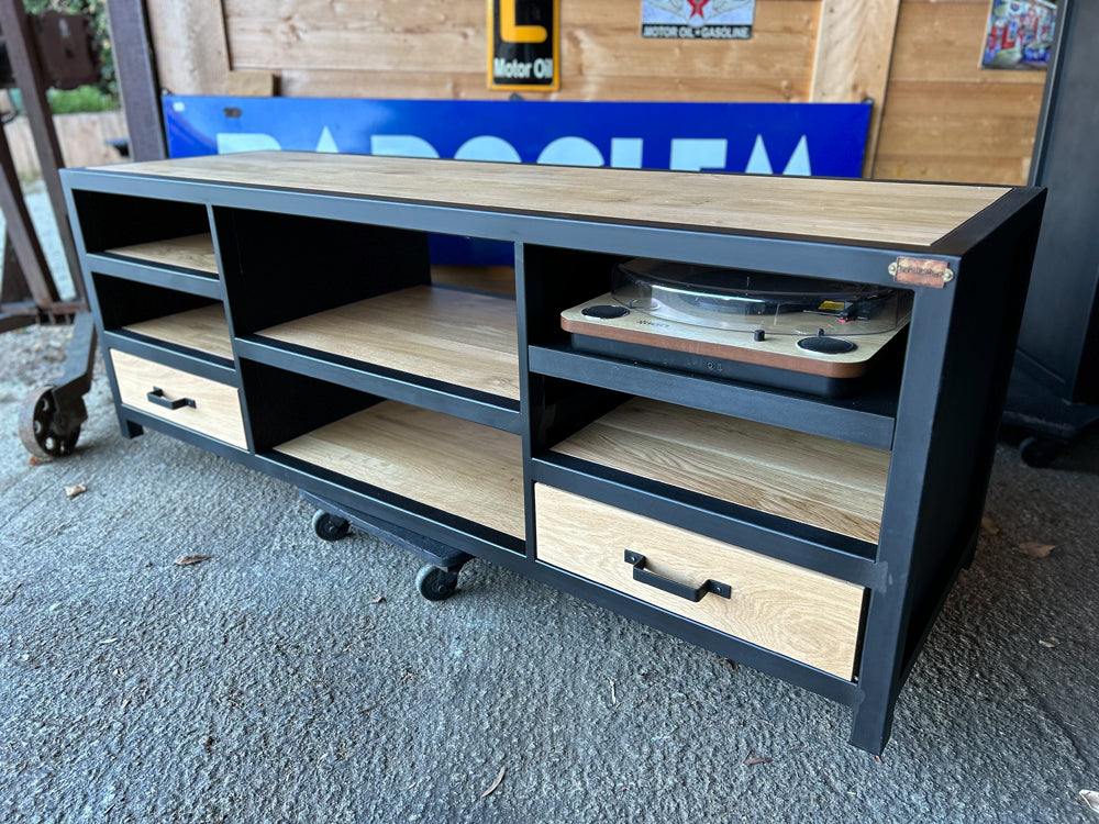 Meuble TV et platine vinyle industriel Réf 4134 Prix de base: 1690€