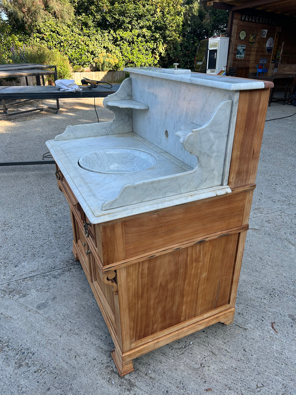 Meuble de toilette avec vasque à bascule 1900 réf 4501