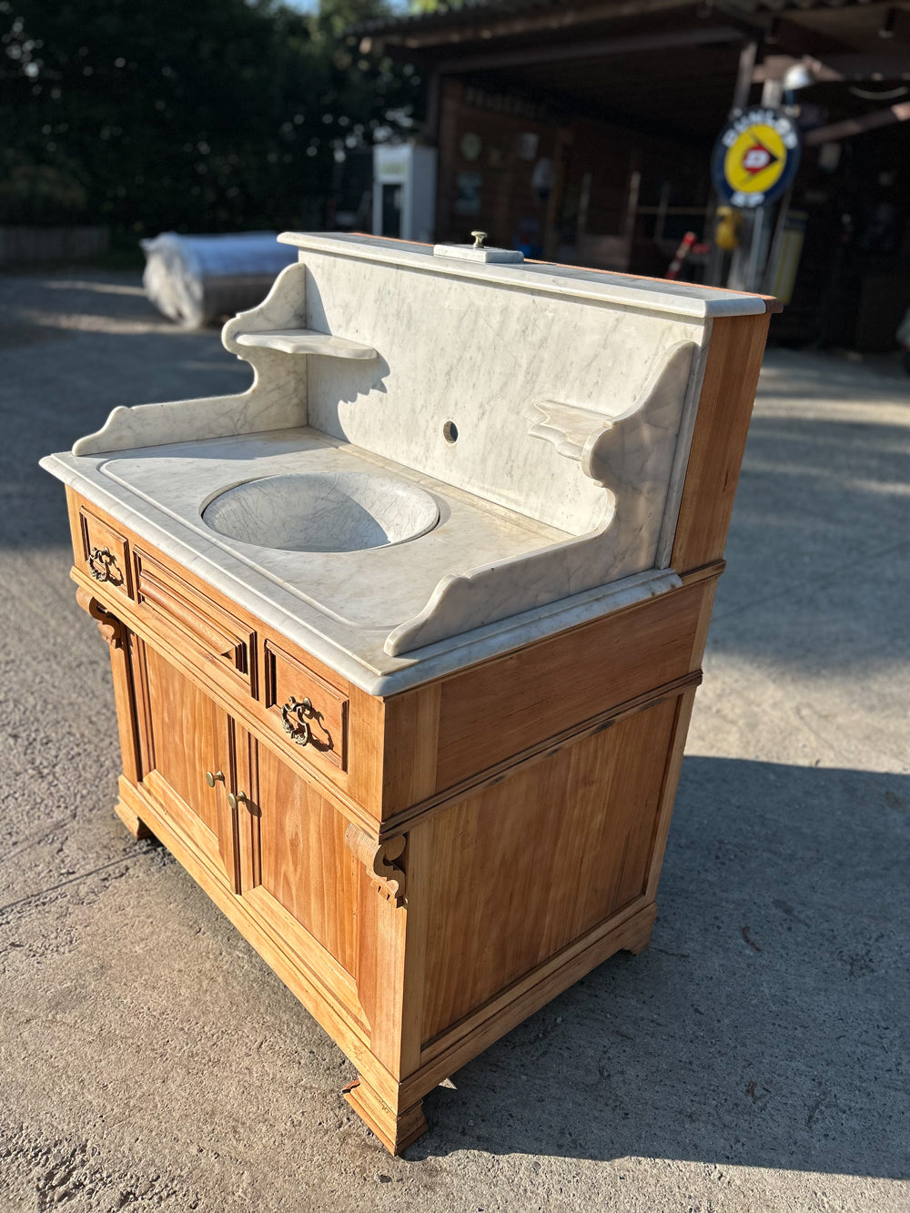 Meuble de toilette avec vasque à bascule 1900 réf 4501