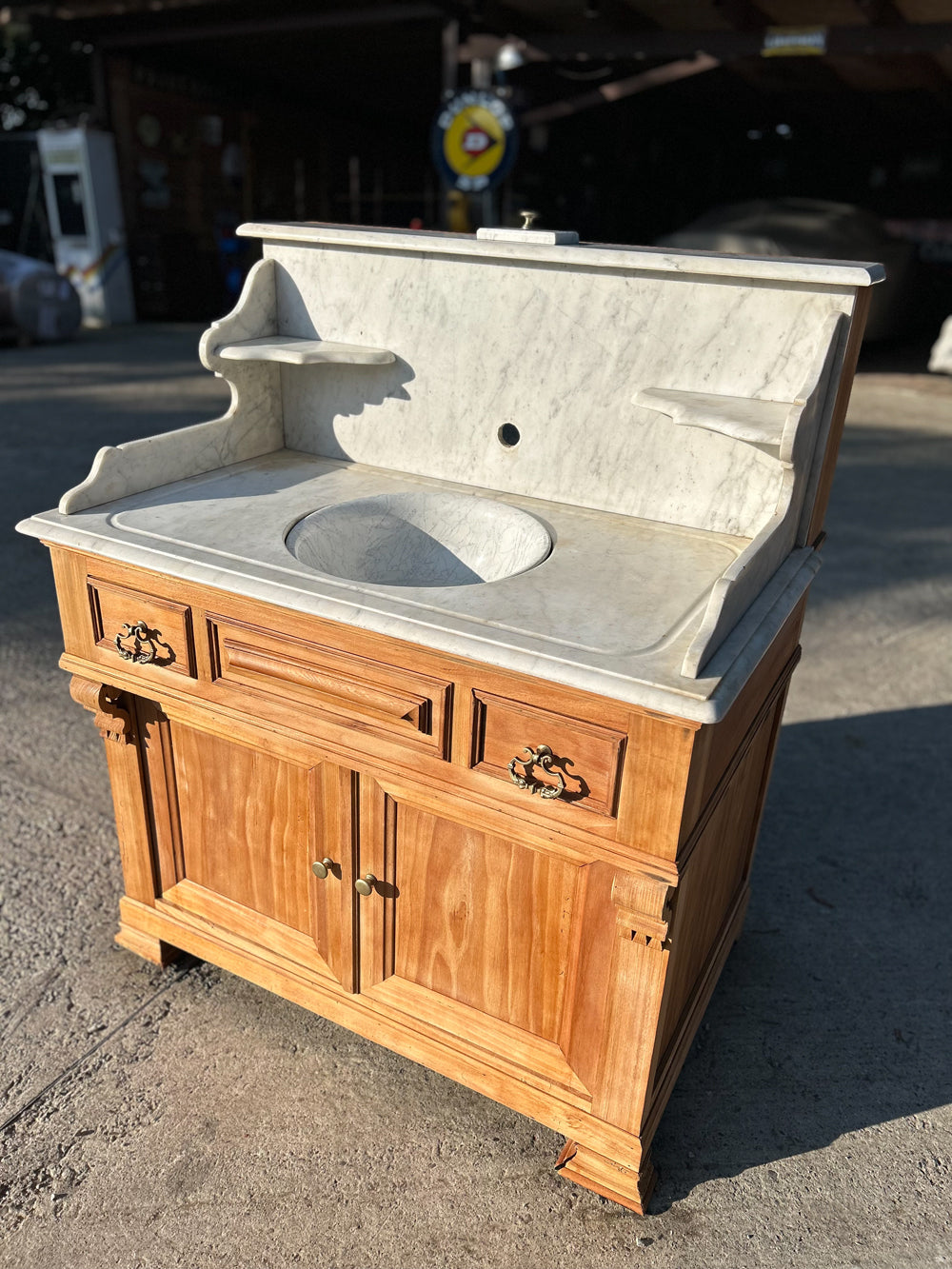 Meuble de toilette avec vasque à bascule 1900 réf 4501