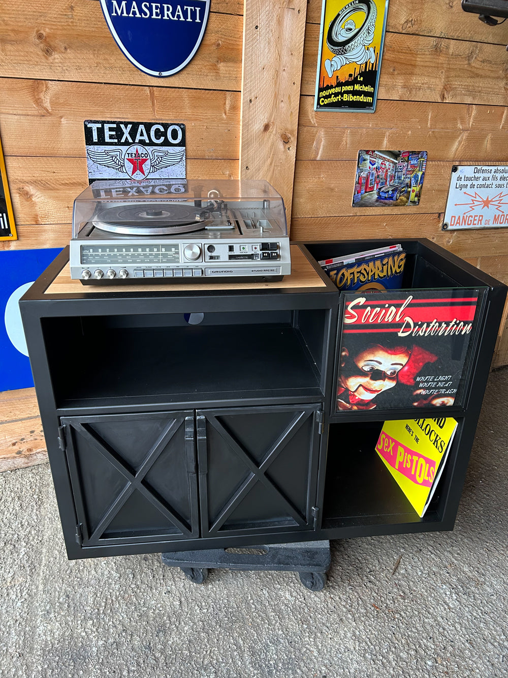 Meuble platine vinyle Réf 4126 Prix de base : 1050€