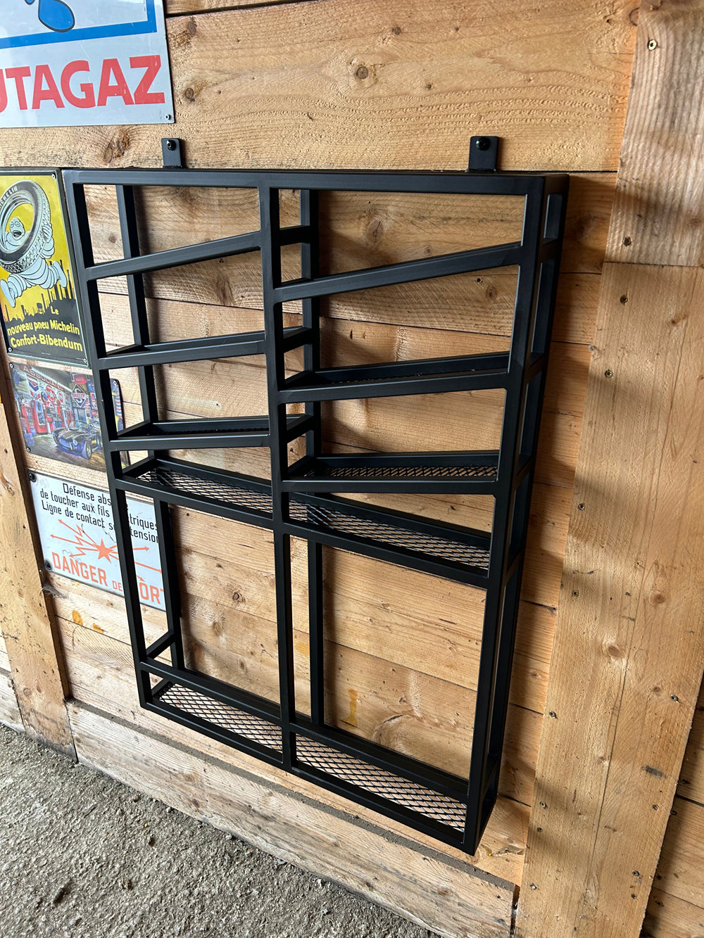 Présentoir à bouteille design industriel Réf 4457 Prix de base : 500€