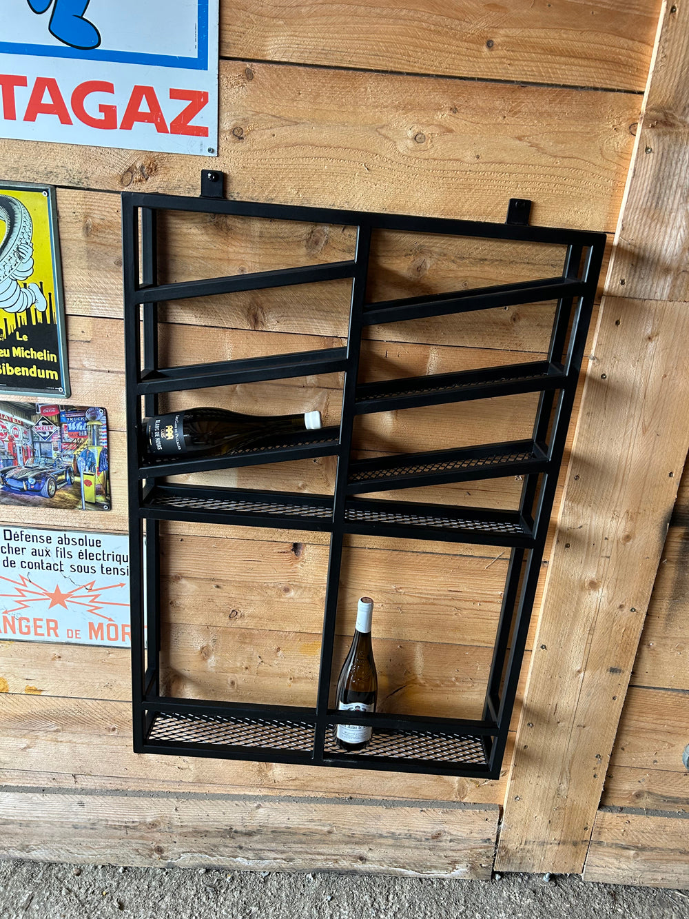 Présentoir à bouteille design industriel Réf 4457 Prix de base : 500€