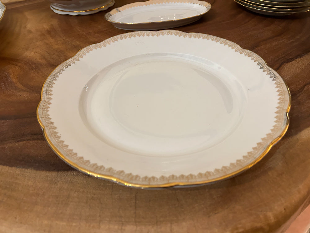 Service porcelaine doré de Chauvigny 56 pièces Réf 4160