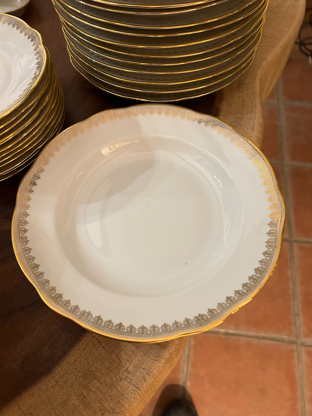 Service porcelaine doré de Chauvigny 56 pièces Réf 4160