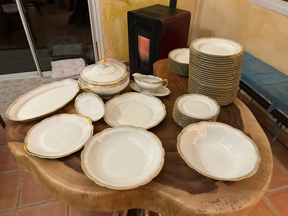 Service porcelaine doré de Chauvigny 56 pièces Réf 4160