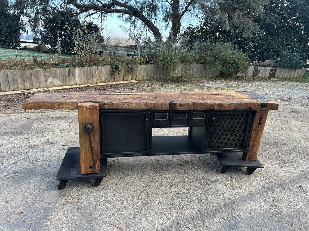 Etabli ancien modifié en meuble TV