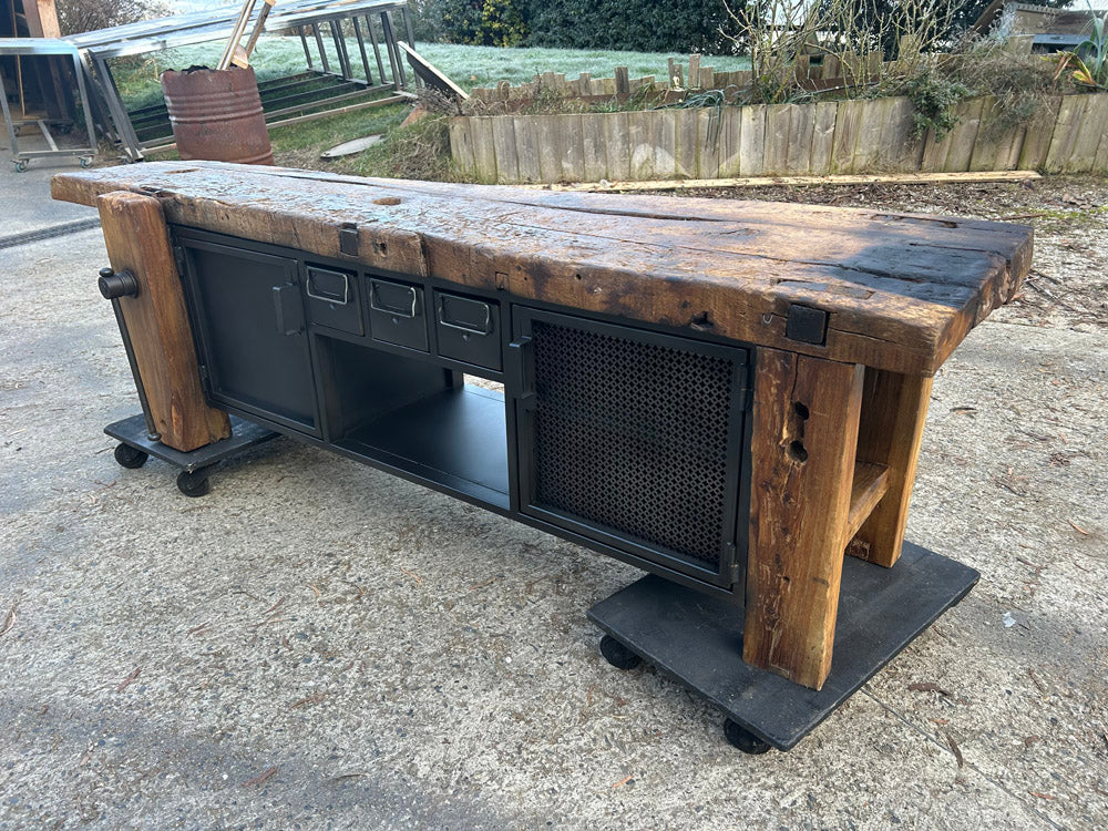 Etabli ancien modifié en meuble TV