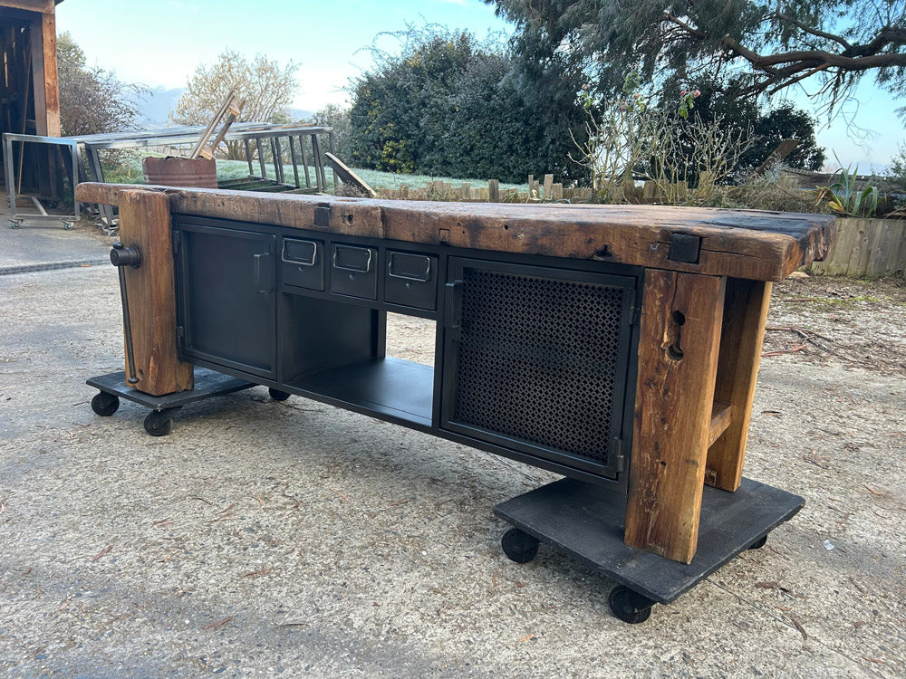 Etabli ancien modifié en meuble TV