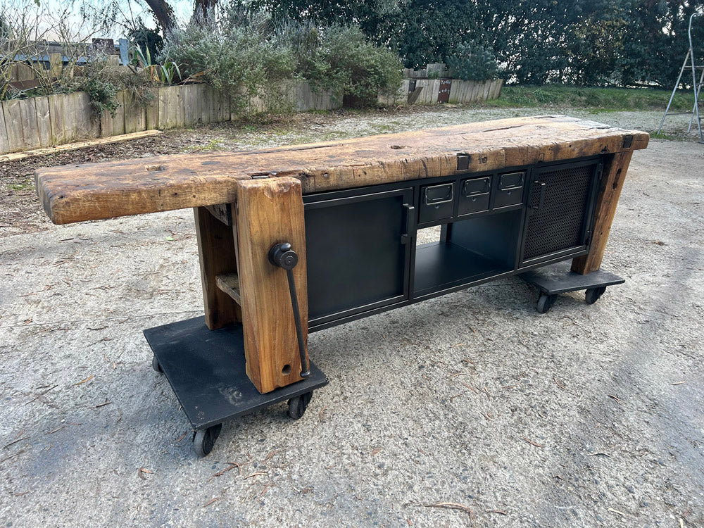 Etabli ancien modifié en meuble TV