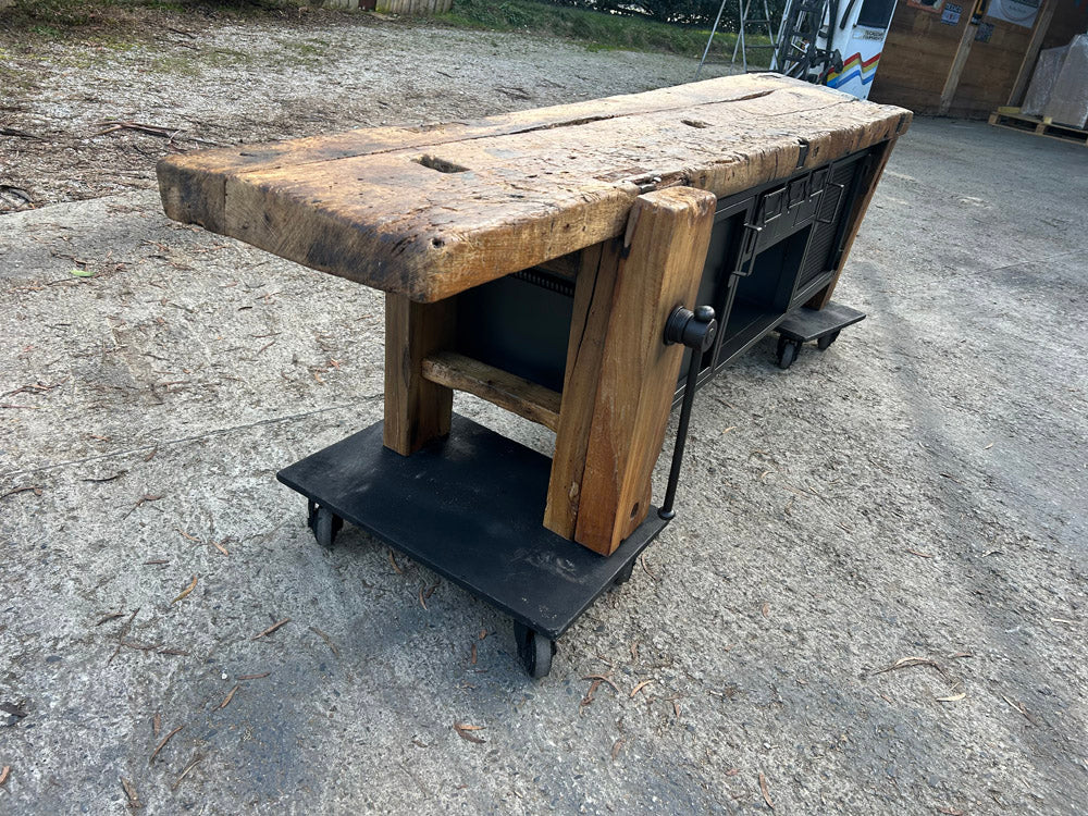 Etabli ancien modifié en meuble TV