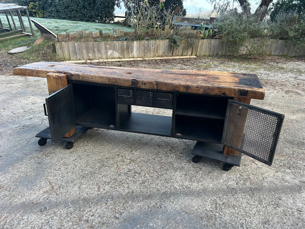 Etabli ancien modifié en meuble TV