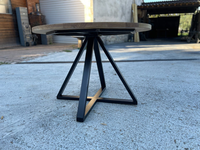 Table ronde piètement central Prix de base : 1190€ réf 4033