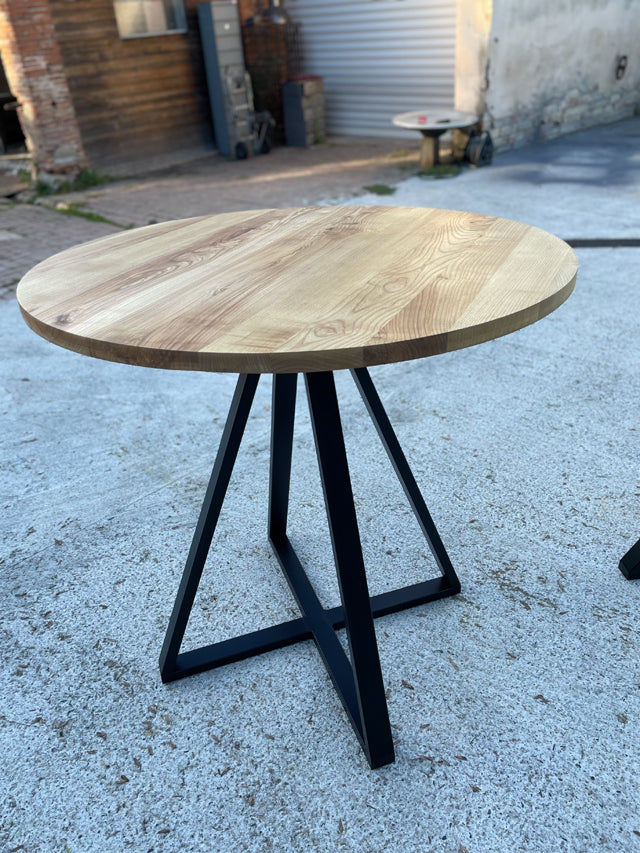 Table ronde piètement central Prix de base : 1190€ réf 4033