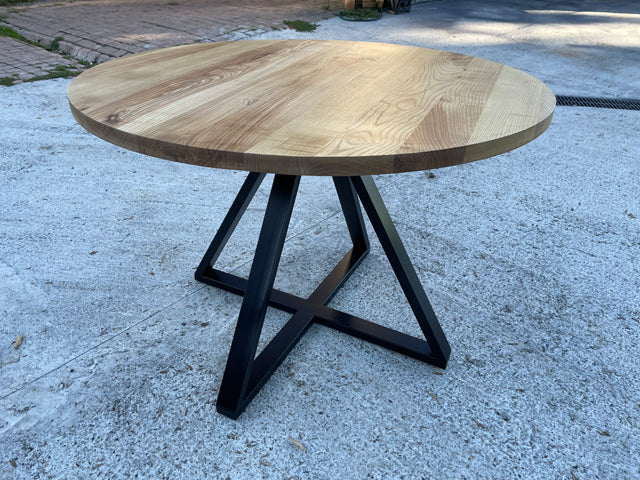 Table ronde piètement central Prix de base : 1190€ réf 4033