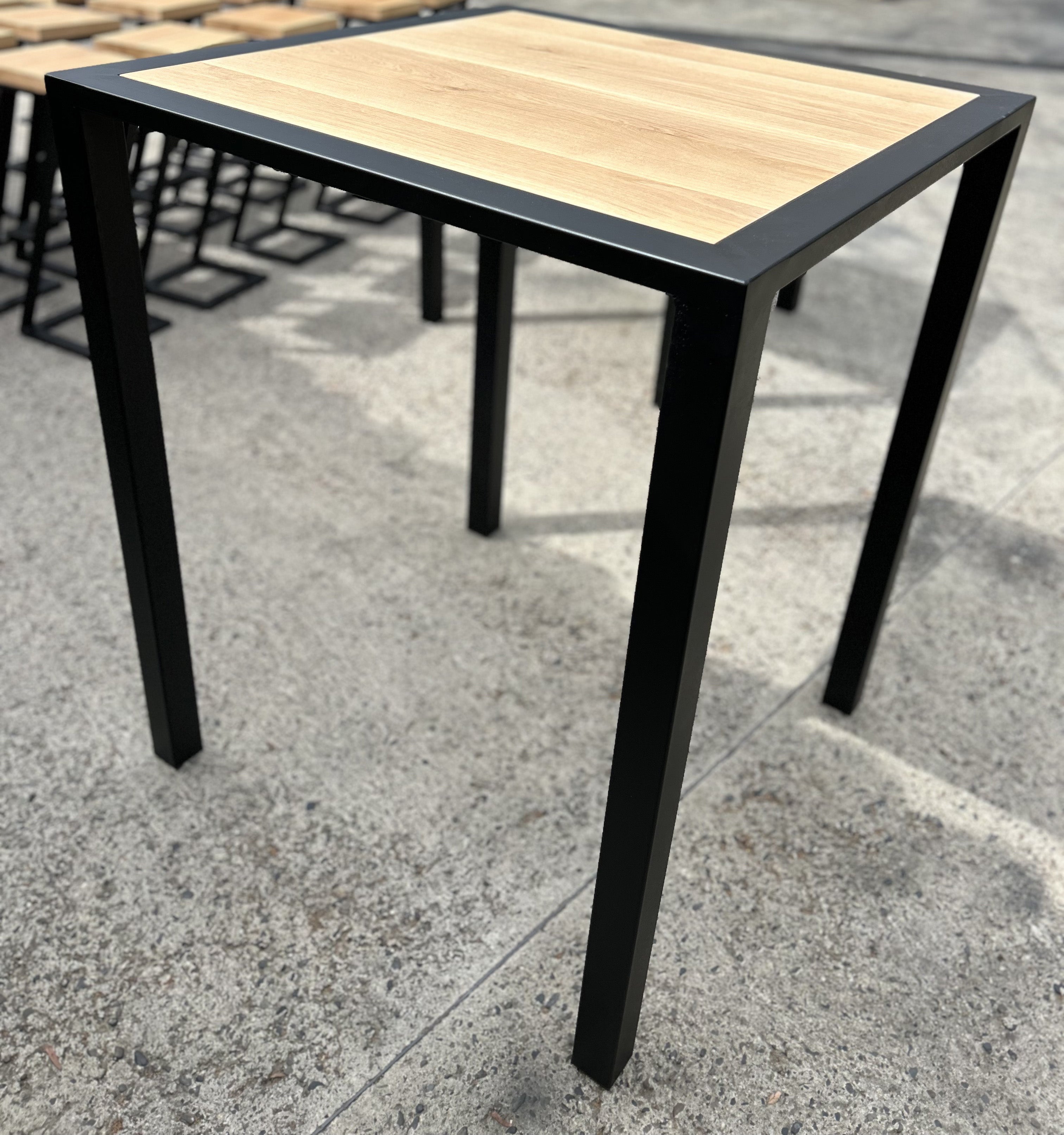 Table mange debout design industriel PRIX de base : 650€ réf 2294